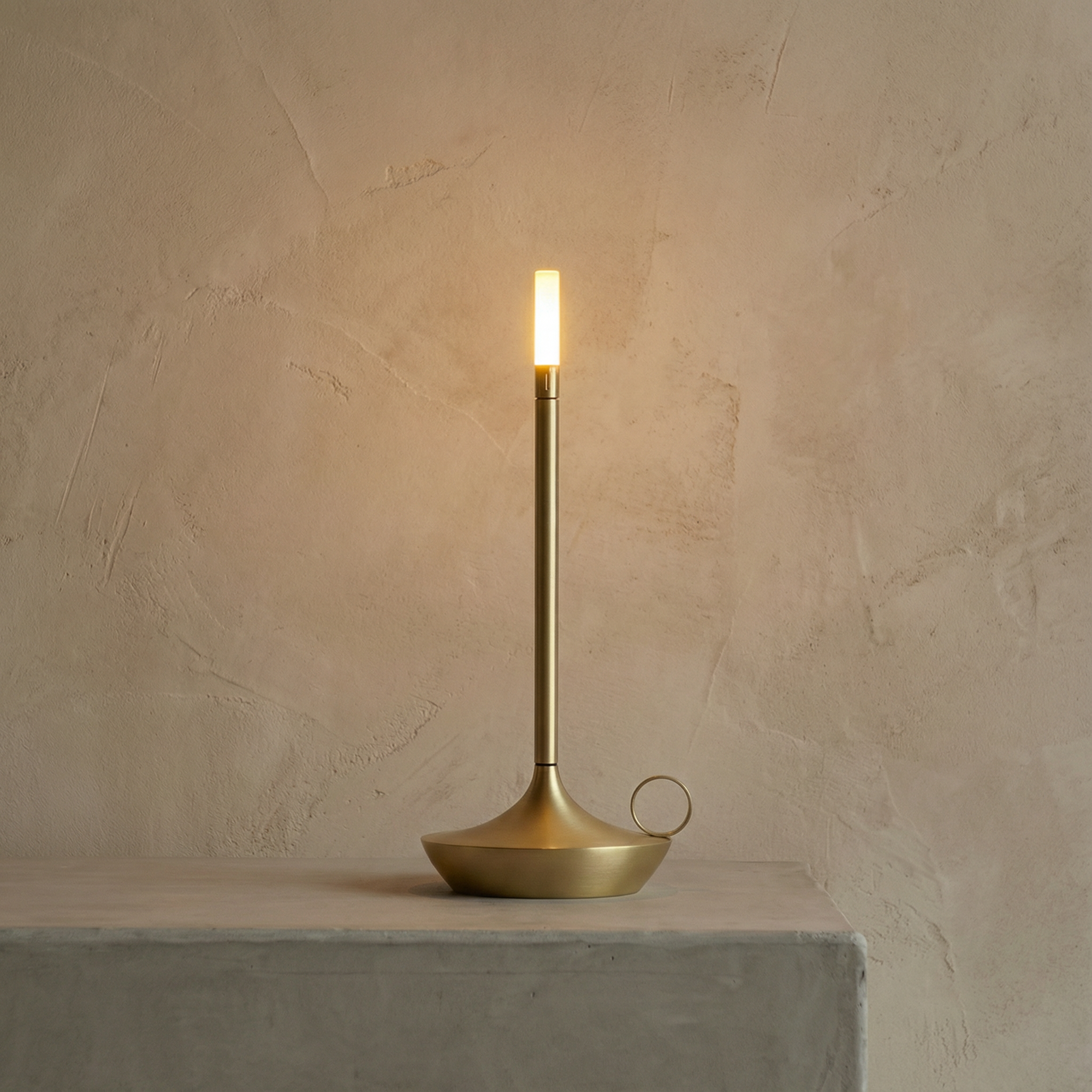 Arlo Cordless Aluminum Table Lamp: Gold