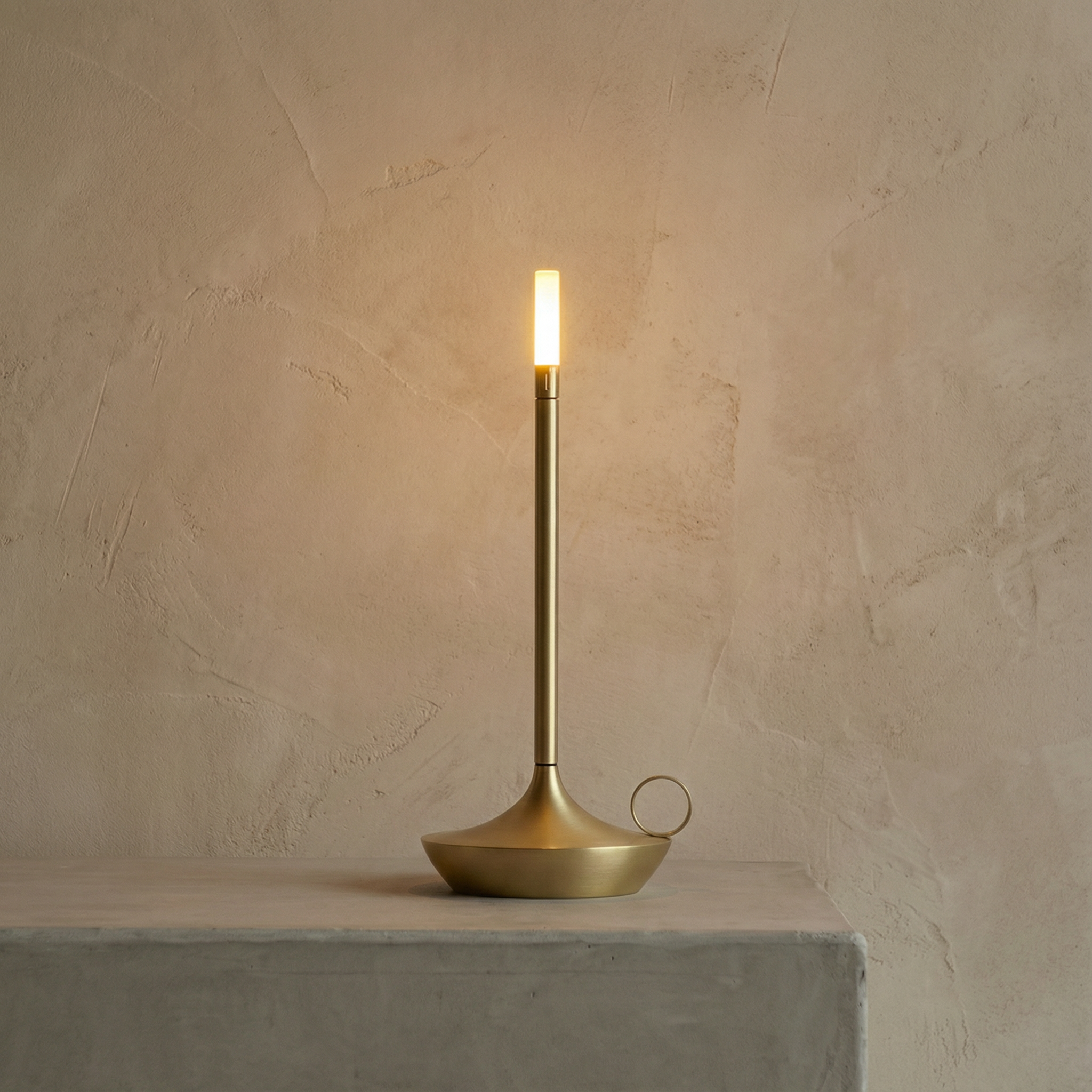 Arlo Cordless Aluminum Table Lamp: Gold